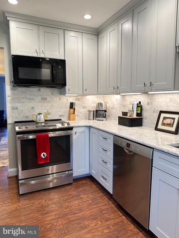 19 CAROUSEL CT, Sterling, VA 20164