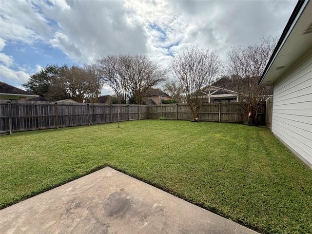 102 Thyme Trail, Lake Jackson, TX 77566