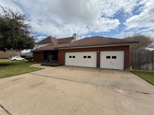 102 Thyme Trail, Lake Jackson, TX 77566