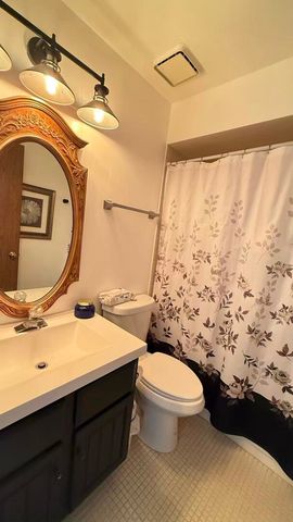 200 Brookside Lane D, Willowbrook, IL 60527