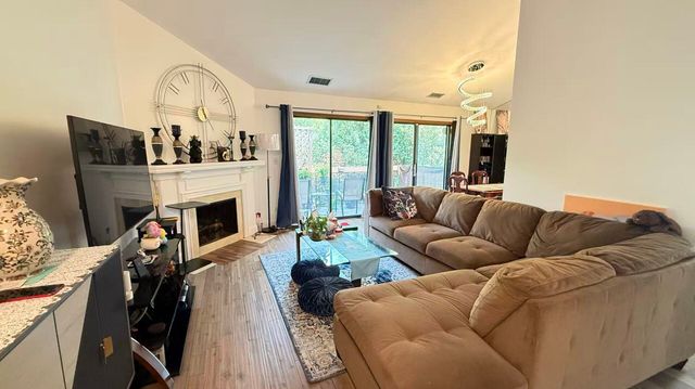 200 Brookside Lane D, Willowbrook, IL 60527