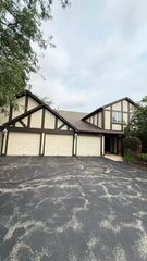 200 Brookside Lane D, Willowbrook, IL 60527