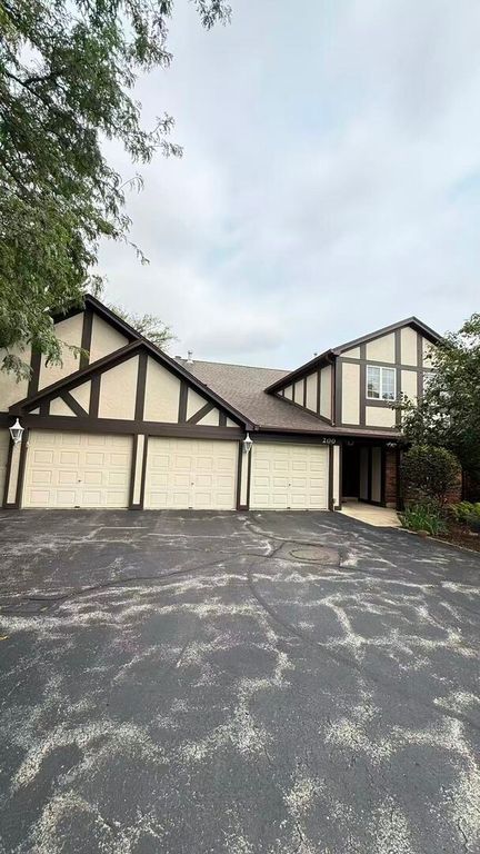200 Brookside Lane D, Willowbrook, IL 60527