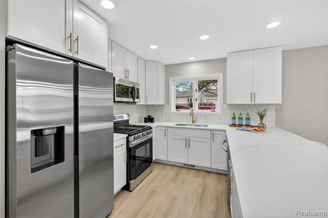 34973 Meadow Lane, Farmington Hills, MI 48335