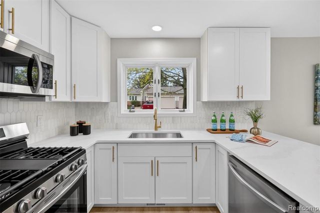 34973 Meadow Lane, Farmington Hills, MI 48335