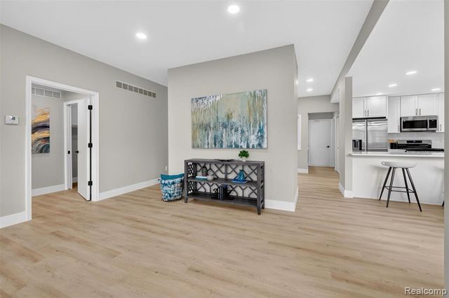 34973 Meadow Lane, Farmington Hills, MI 48335
