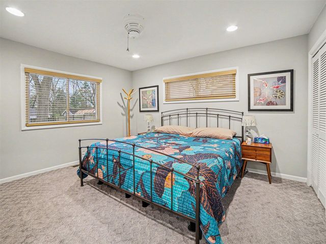 1033 N Beechwood Street, Ludington, MI 49431