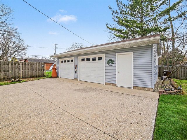 1033 N Beechwood Street, Ludington, MI 49431