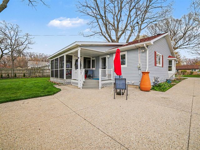1033 N Beechwood Street, Ludington, MI 49431