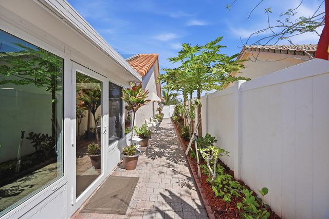 5884 Laurel Green Circle, Boynton Beach, FL 33437