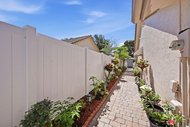 5884 Laurel Green Circle, Boynton Beach, FL 33437