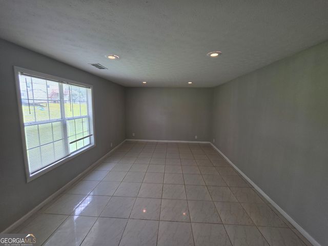 6924 Biscayne Blvd, Rex, GA 30273