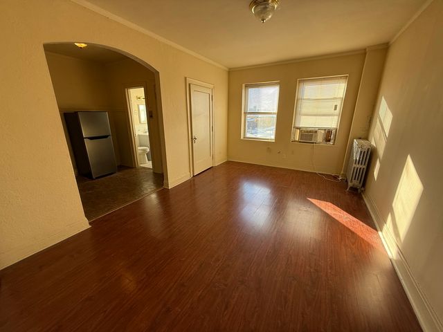 6930 N Greenview Avenue 210, Chicago, IL 60626