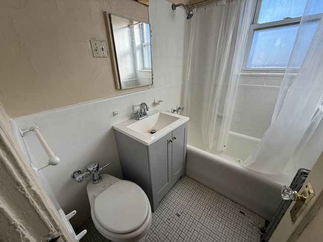 6930 N Greenview Avenue 210, Chicago, IL 60626