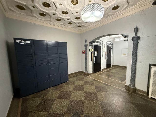 6930 N Greenview Avenue 210, Chicago, IL 60626