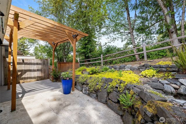 1069 5th, Steilacoom, WA 98388