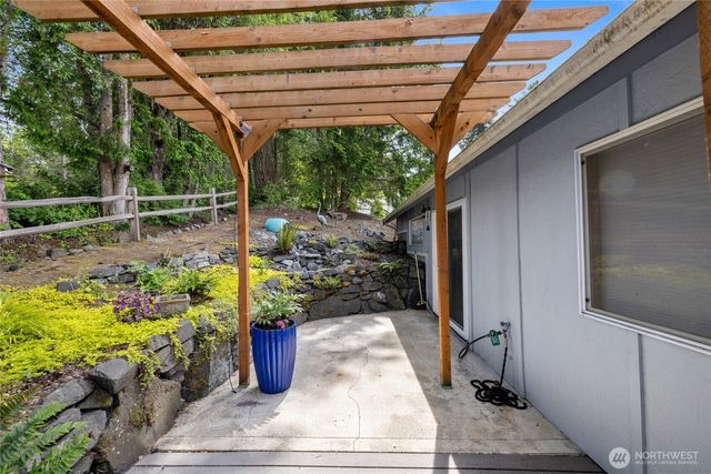 1069 5th, Steilacoom, WA 98388
