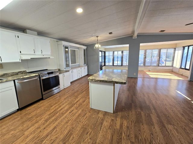 8907 32ND AVENUE E, Palmetto, FL 34221