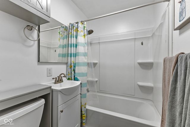 242 Hollybrook Drive, Whiteland, IN 46184