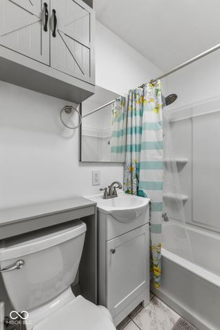 242 Hollybrook Drive, Whiteland, IN 46184