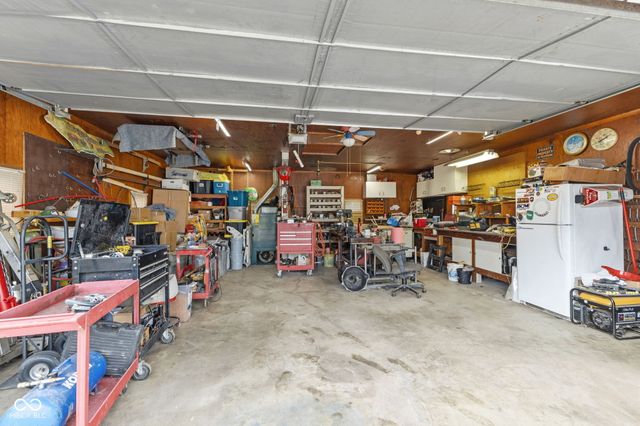 242 Hollybrook Drive, Whiteland, IN 46184