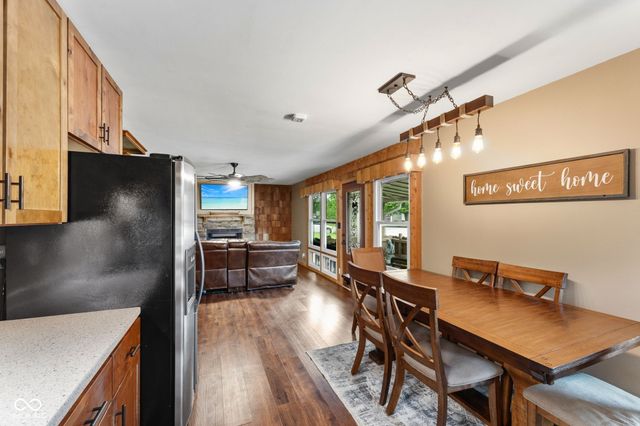 242 Hollybrook Drive, Whiteland, IN 46184