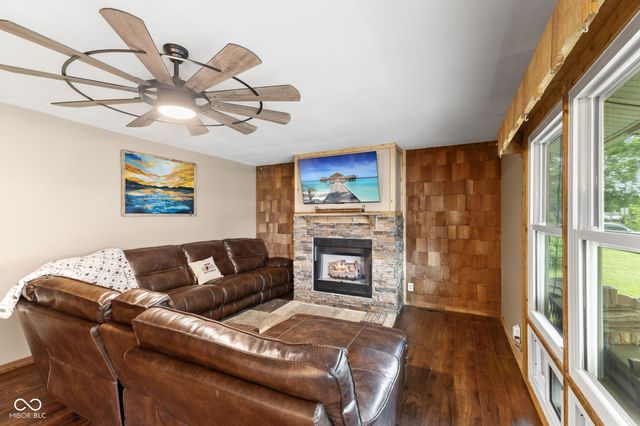 242 Hollybrook Drive, Whiteland, IN 46184