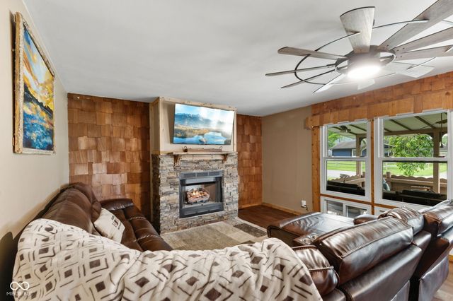 242 Hollybrook Drive, Whiteland, IN 46184