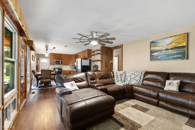 242 Hollybrook Drive, Whiteland, IN 46184