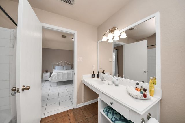 9519 Summer Laurel Lane, Houston, TX 77088