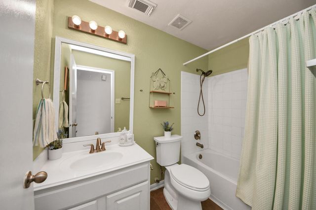 9519 Summer Laurel Lane, Houston, TX 77088