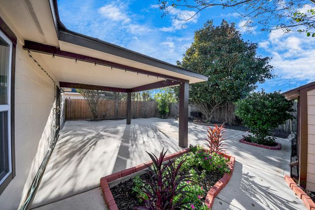 9519 Summer Laurel Lane, Houston, TX 77088