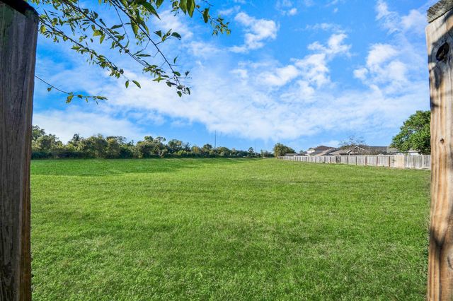 9519 Summer Laurel Lane, Houston, TX 77088