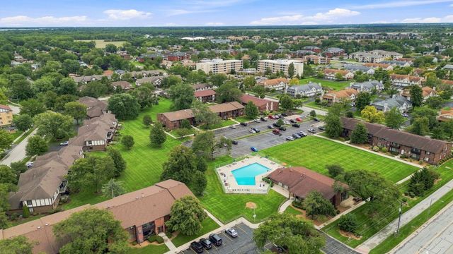 18075 Royal Oak Court 2S, Tinley Park, IL 60477
