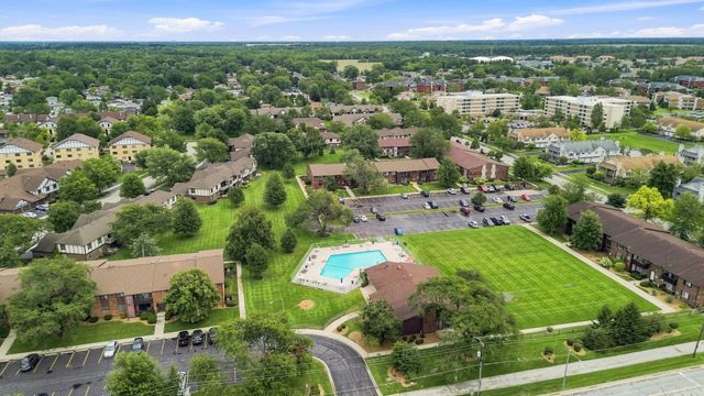 18075 Royal Oak Court 2S, Tinley Park, IL 60477