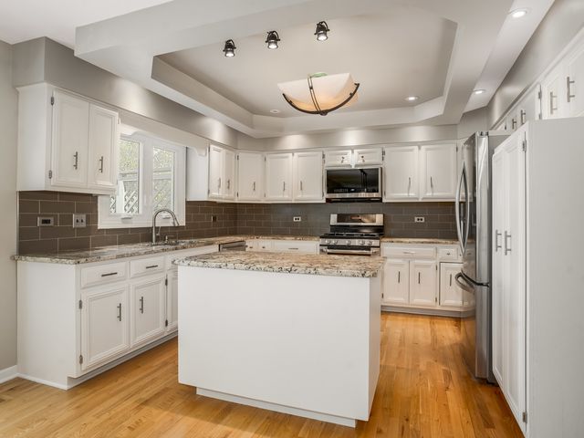 2530 Cheshire Drive, Aurora, IL 60504