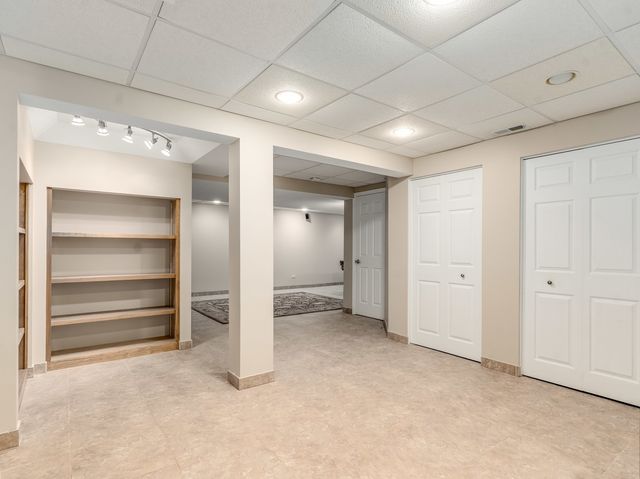 2530 Cheshire Drive, Aurora, IL 60504
