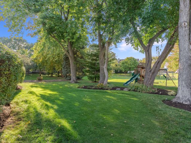 2530 Cheshire Drive, Aurora, IL 60504