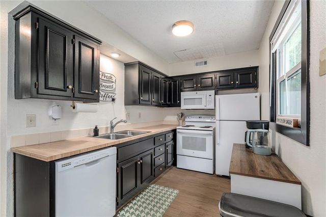 1904 W 3rd Street, Lawrence, KS 66044