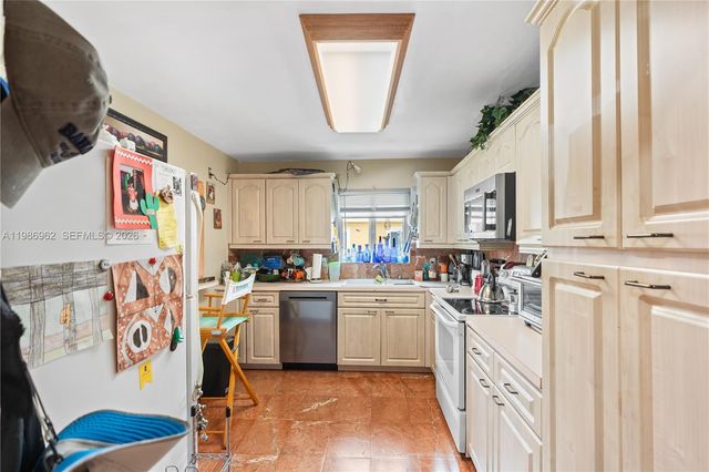 720 NW 4th St, Hallandale Beach, FL 33009