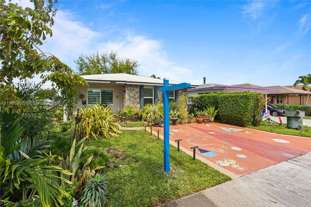 720 NW 4th St, Hallandale Beach, FL 33009