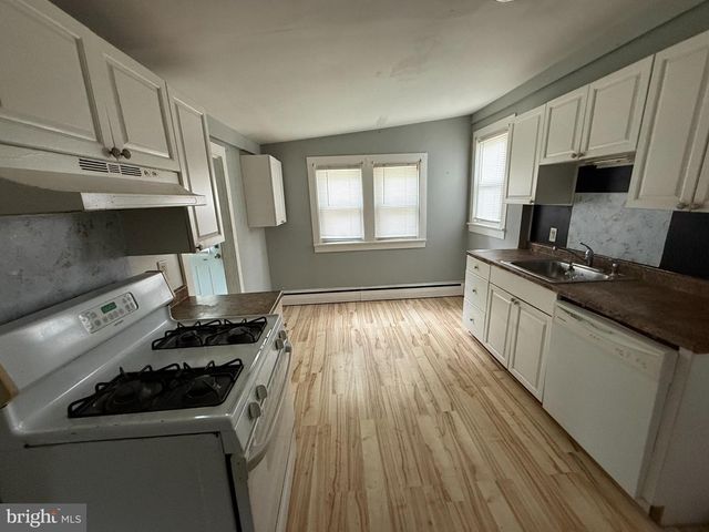 122 PRINCETON AVE, Gloucester City, NJ 08030