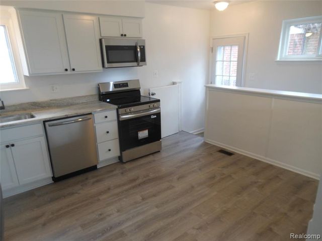 22025 Tanglewood Street, Saint Clair Shores, MI 48082