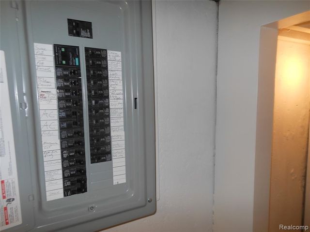 22025 Tanglewood Street, Saint Clair Shores, MI 48082