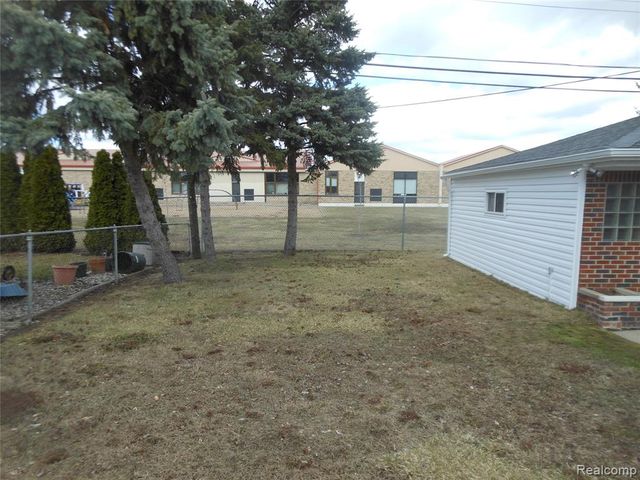 22025 Tanglewood Street, Saint Clair Shores, MI 48082