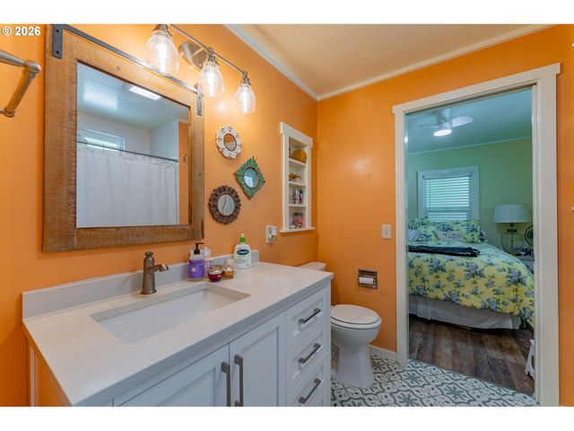 35271 MCKENZIE VIEW Dr, Springfield, OR 97478