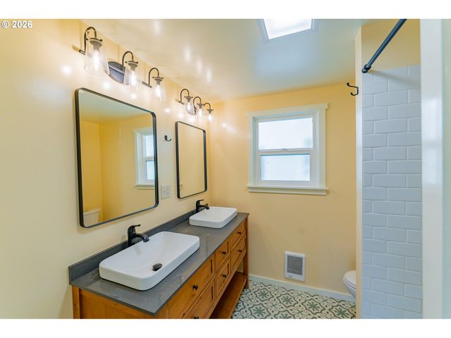 35271 MCKENZIE VIEW Dr, Springfield, OR 97478