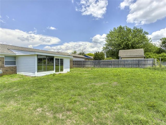 912 Meadowgreen Drive, Midwest City, OK 73110