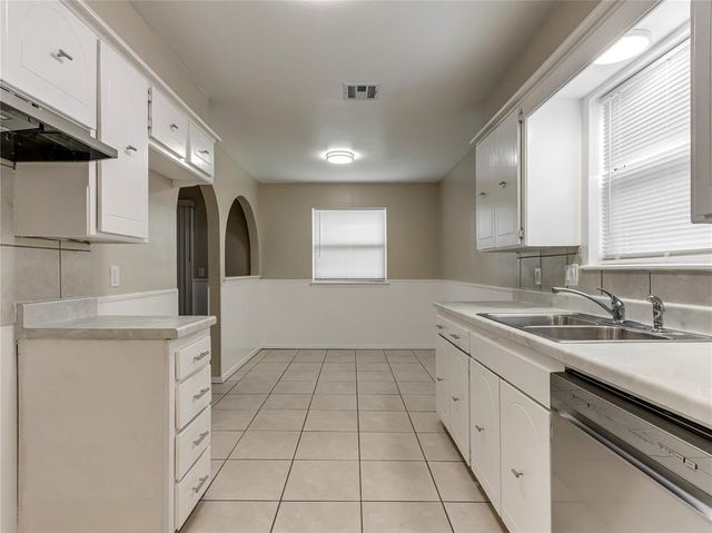 912 Meadowgreen Drive, Midwest City, OK 73110