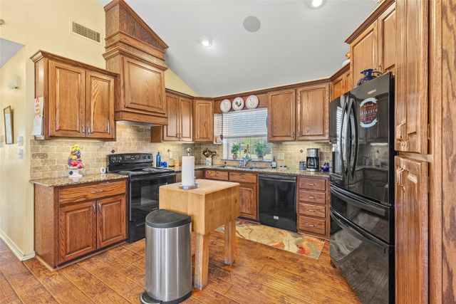 3135 Woodglen Drive, Commerce, TX 75428